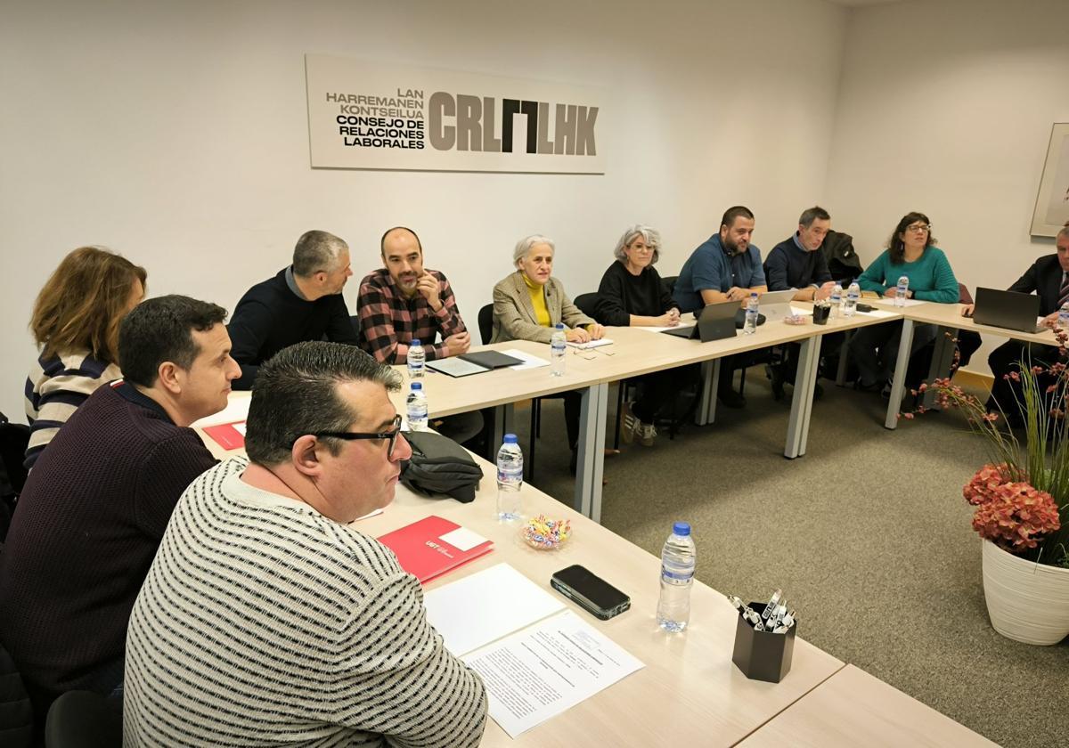 Representantes de todos los sindicatos y la patronal hoy en el Consejo vasco de Relaciones Laborales (CRL).