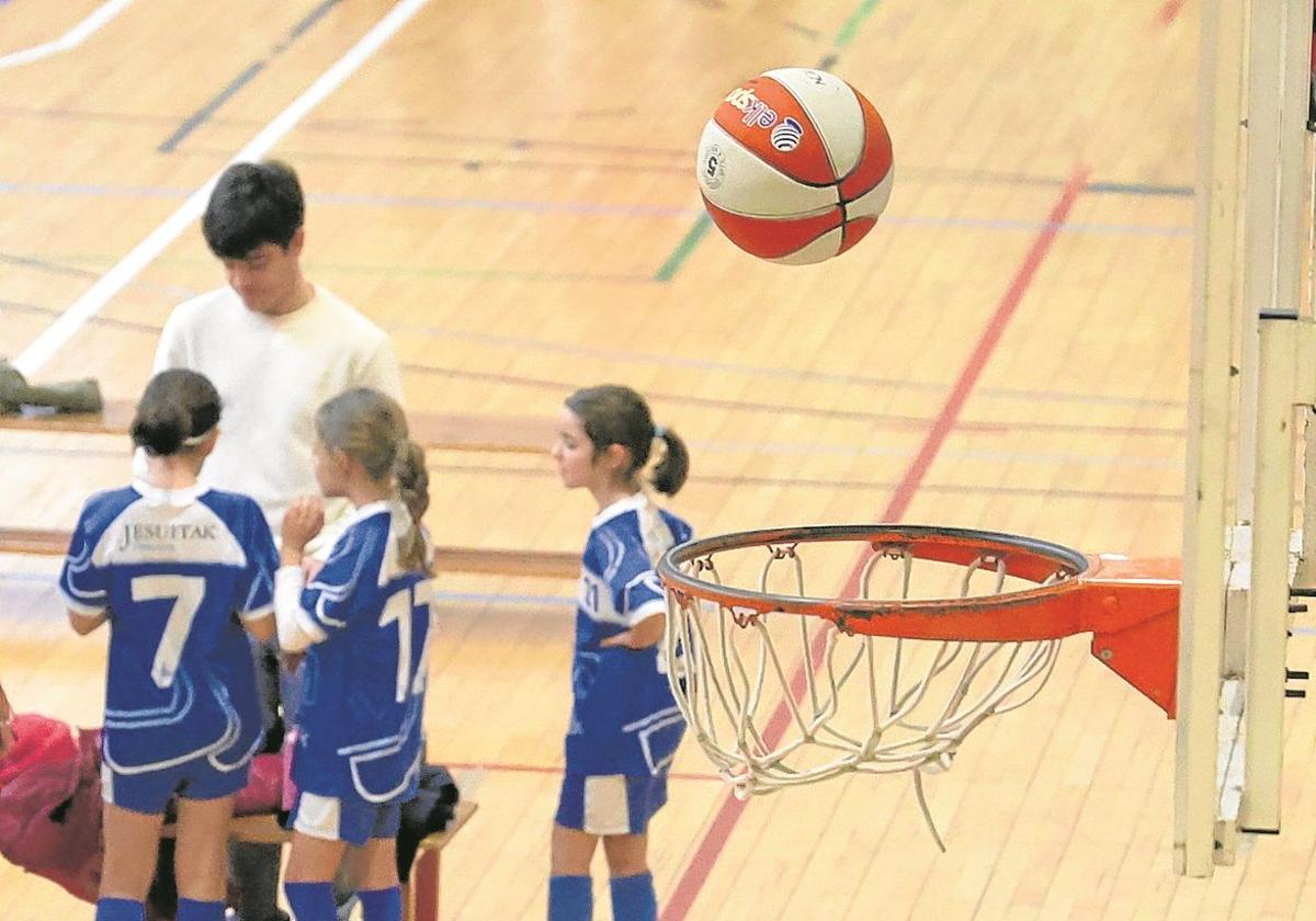 Un partido de baloncesto durante un fin de semana en el polideportivo de Maneto.