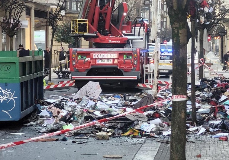 Basura acumulada en la calle San Marcial procedente del piso incendiado este miércoles.