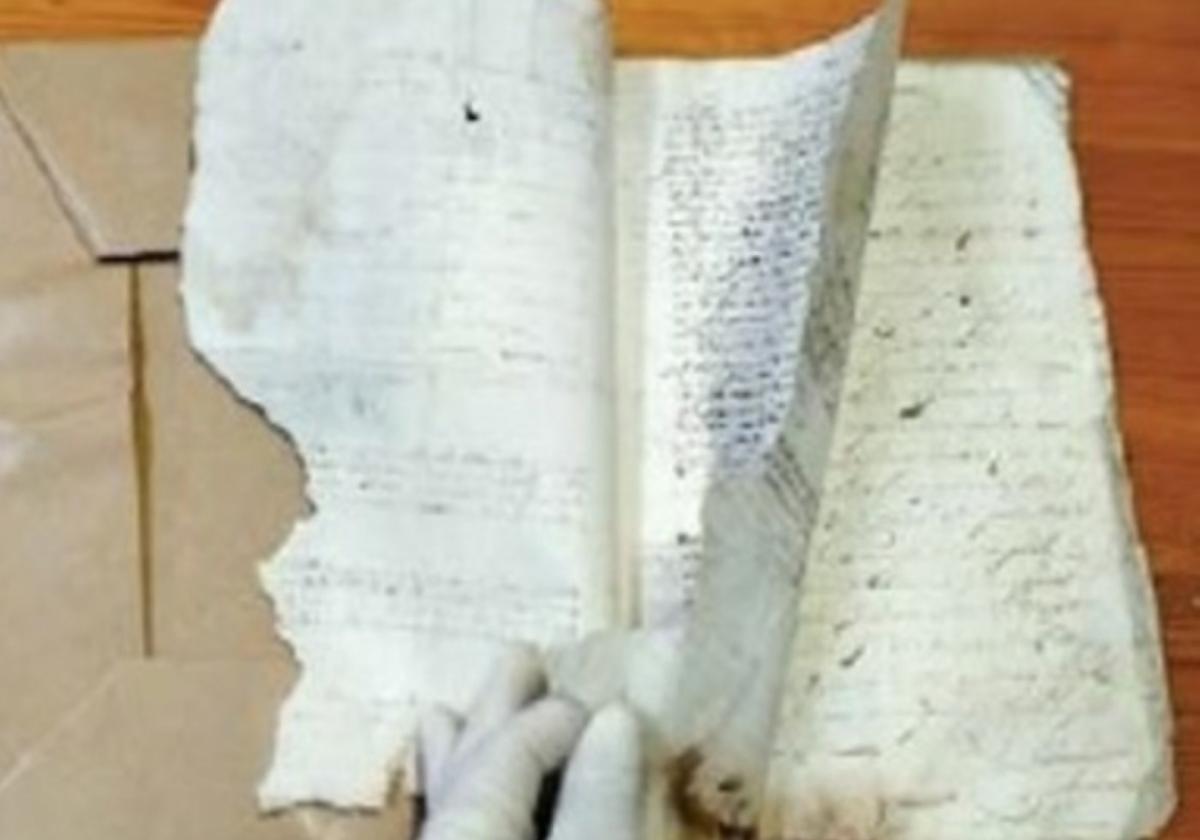 Los documentos se encuetran en mal estado, sucios y deteriorados a causa de la humedad y los hongos.