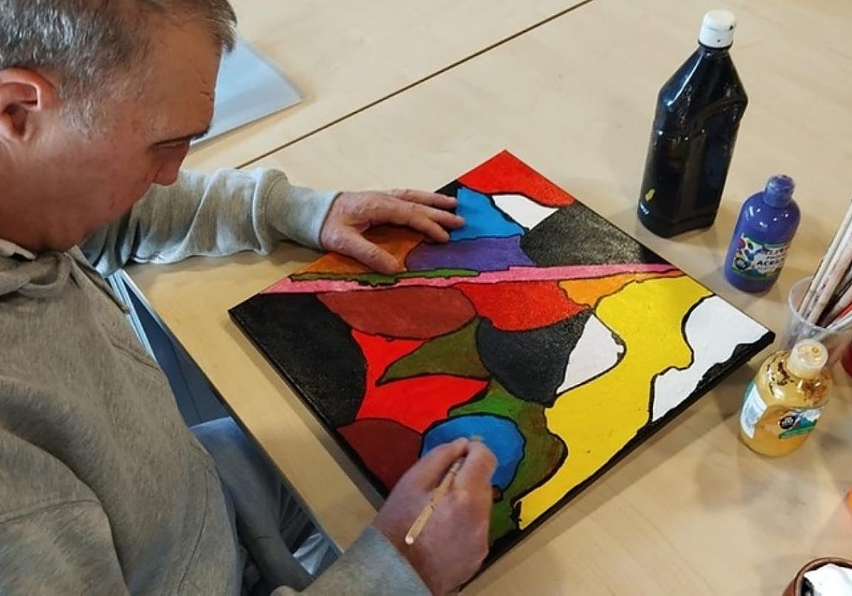 Un miembro de Garagune trabajando en la elaboración de un cuadro.