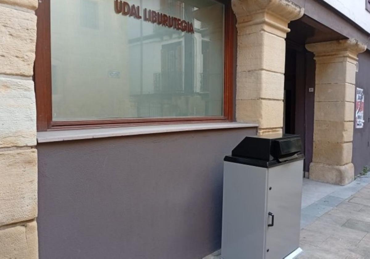 El buzón recién instalado a las puertas de la biblioteca de San Pedro.