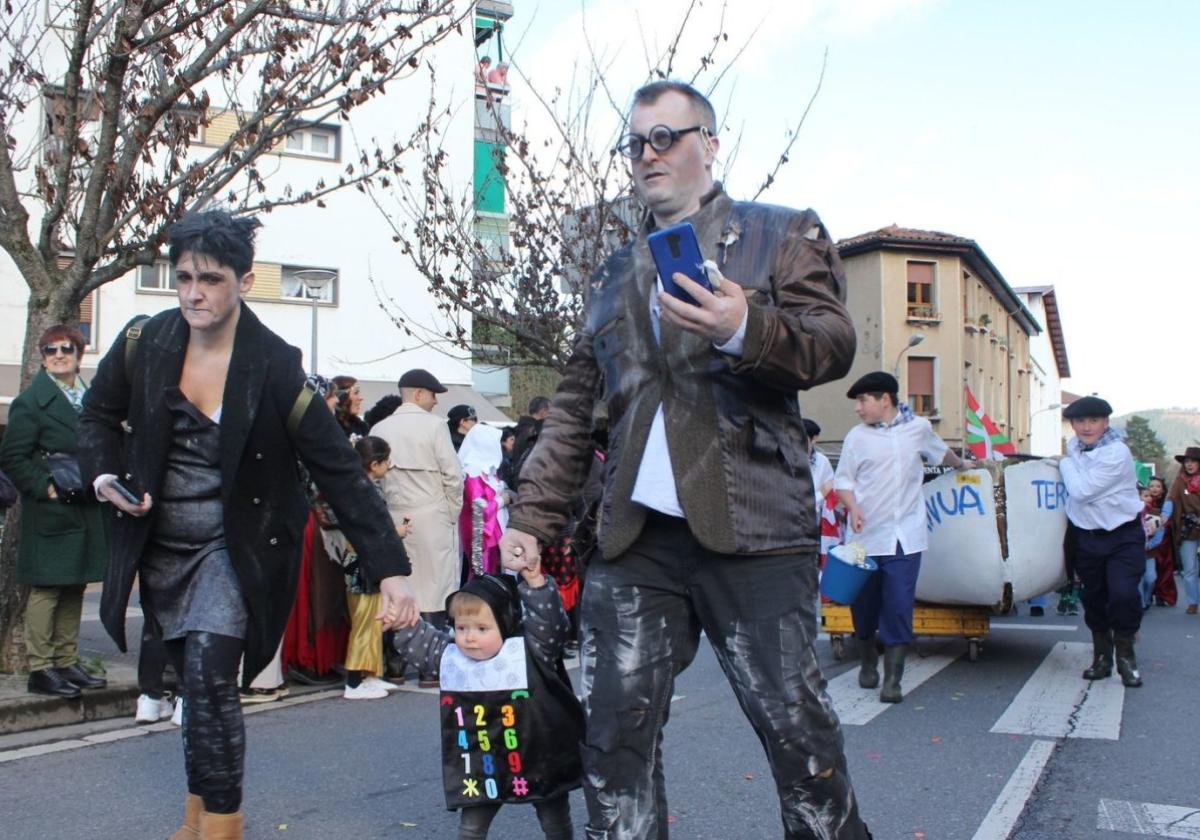 Un momento del desfile de disfraces del año pasado a su salida de Luis Ezeiza en dirección hacia la plaza.