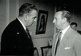 Pagola Bireben, a la derecha, con el embajador de Perú.