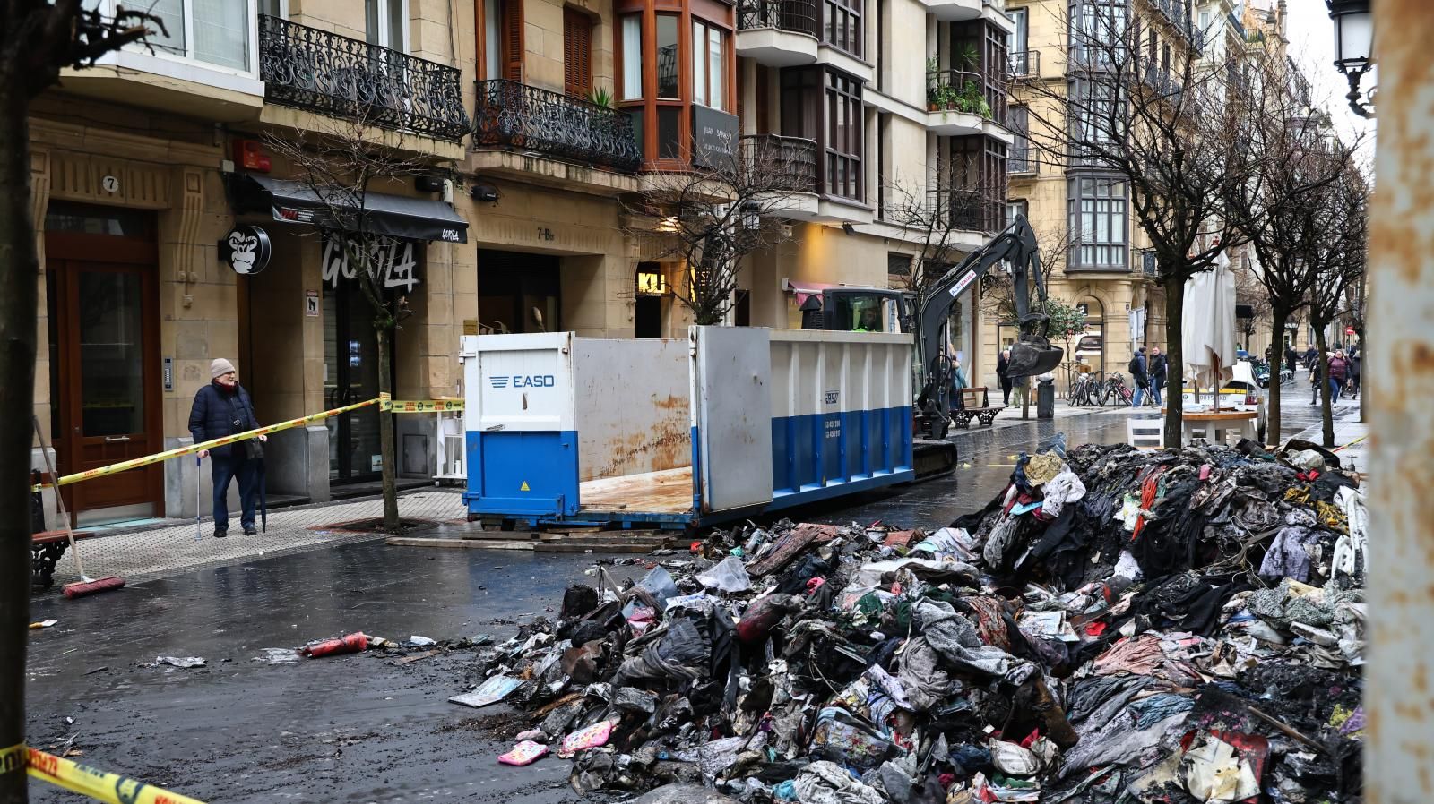 Los bomberos sacan kilos de basura