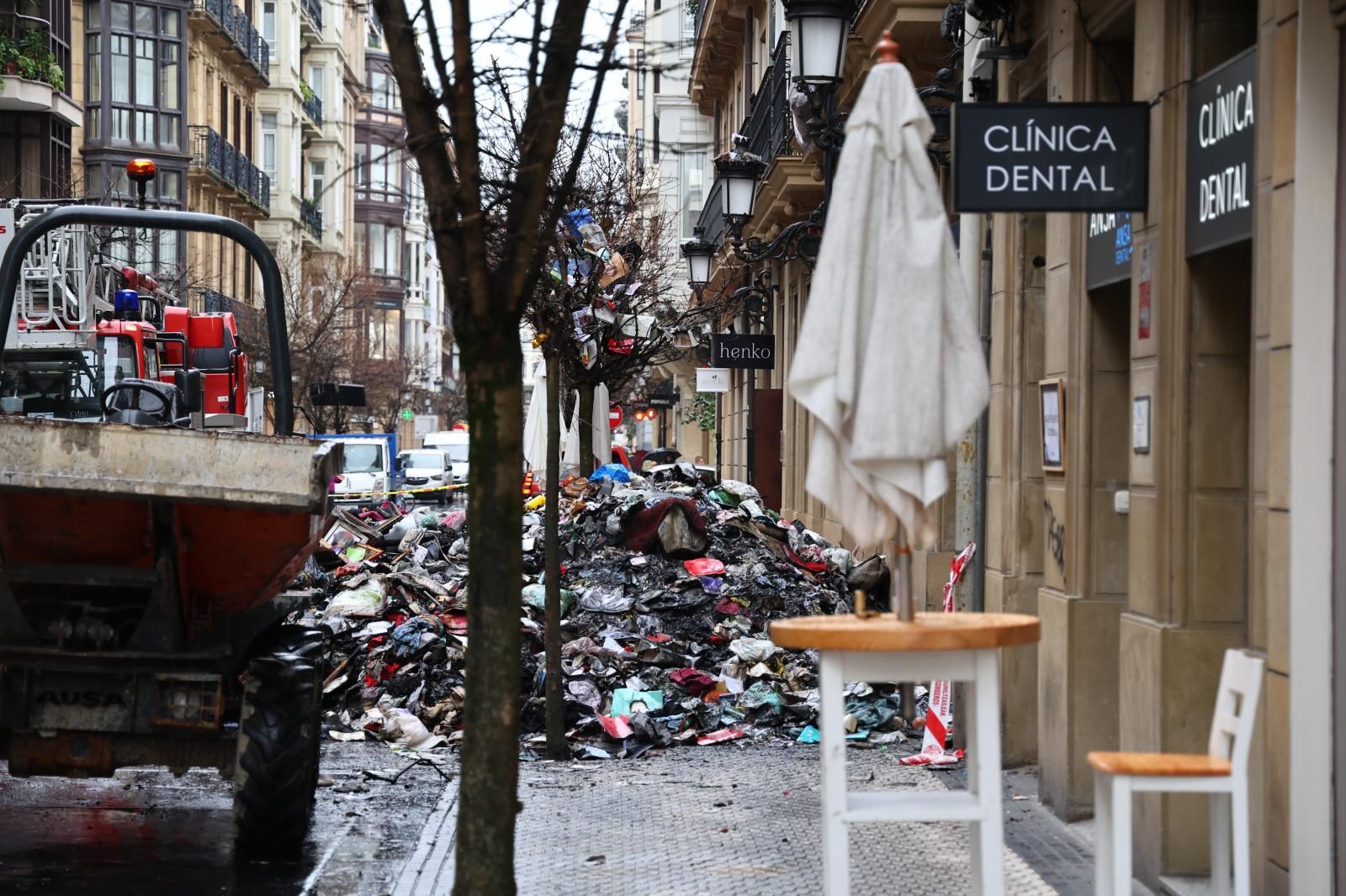 Los bomberos sacan kilos de basura