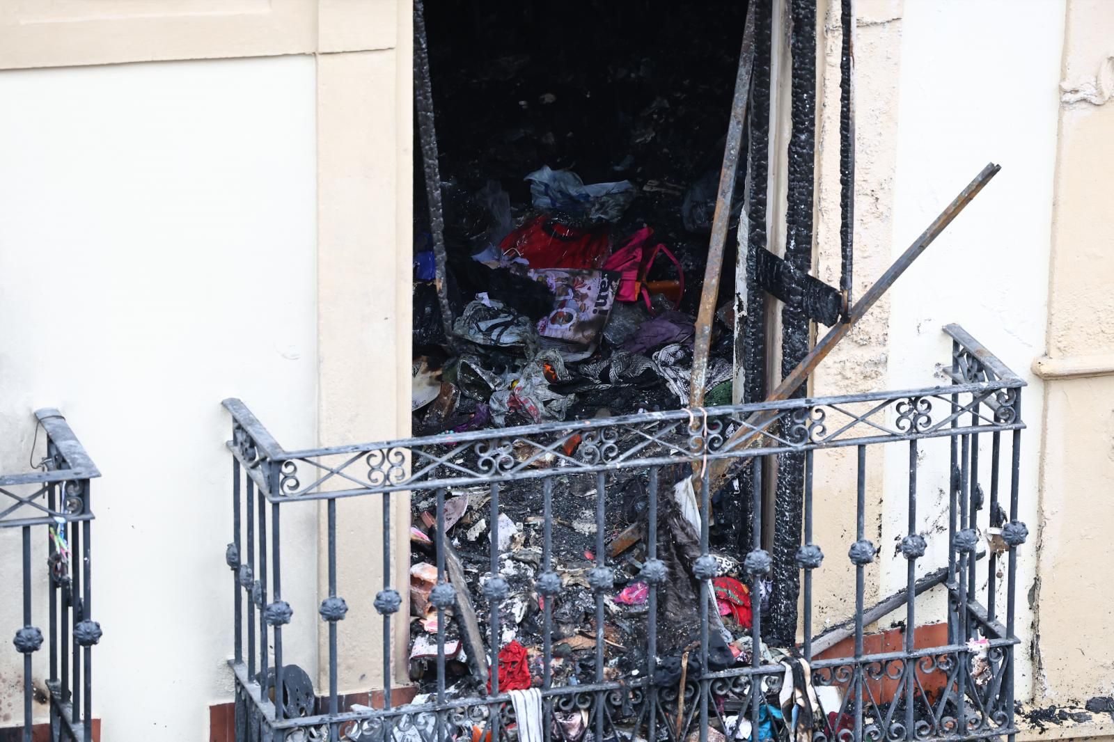 Los bomberos sacan kilos de basura