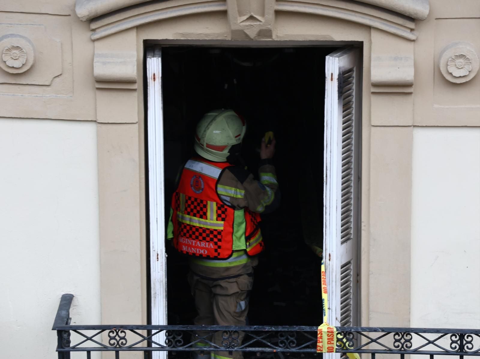 Los bomberos sacan kilos de basura