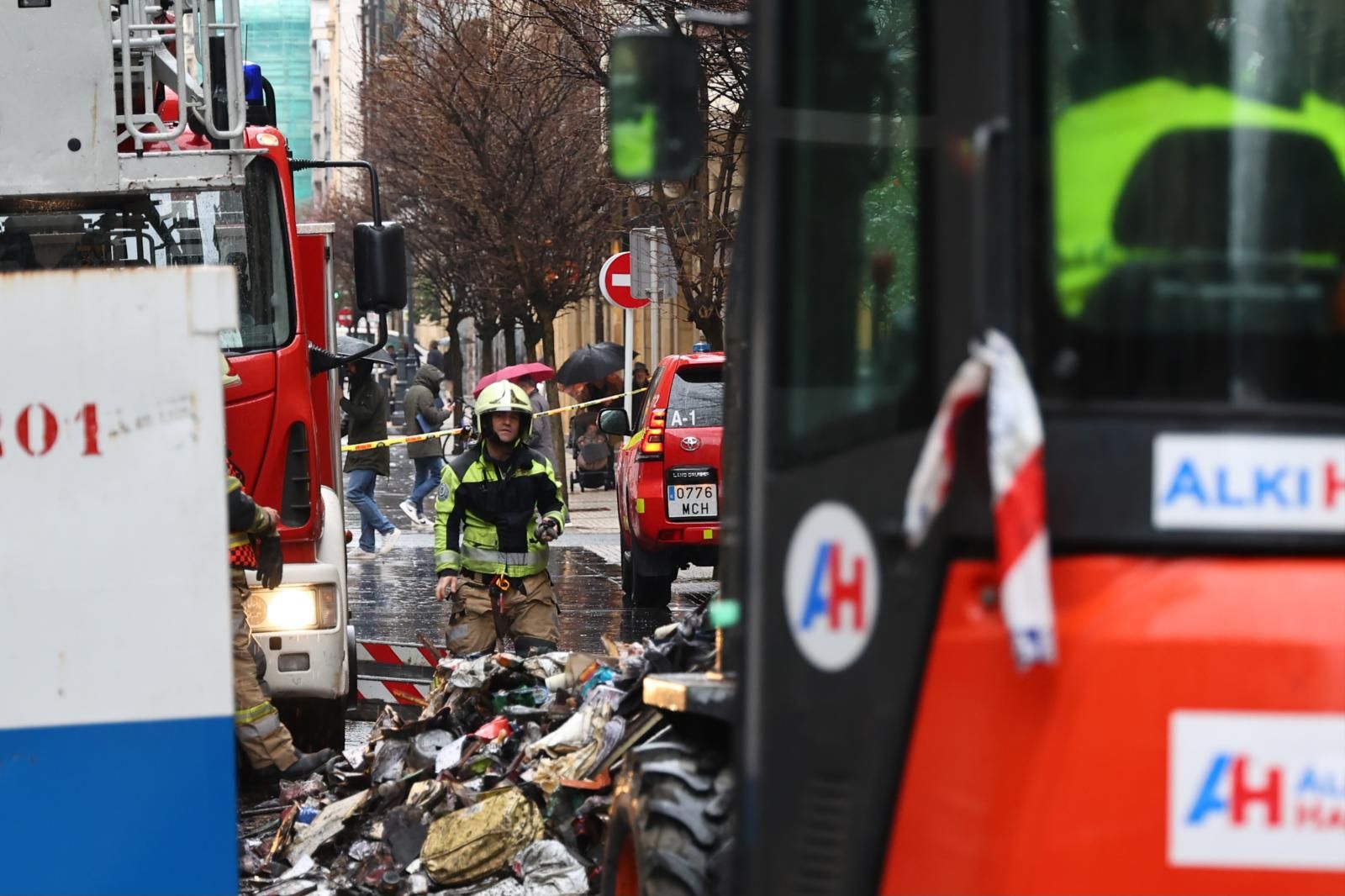 Los bomberos sacan kilos de basura