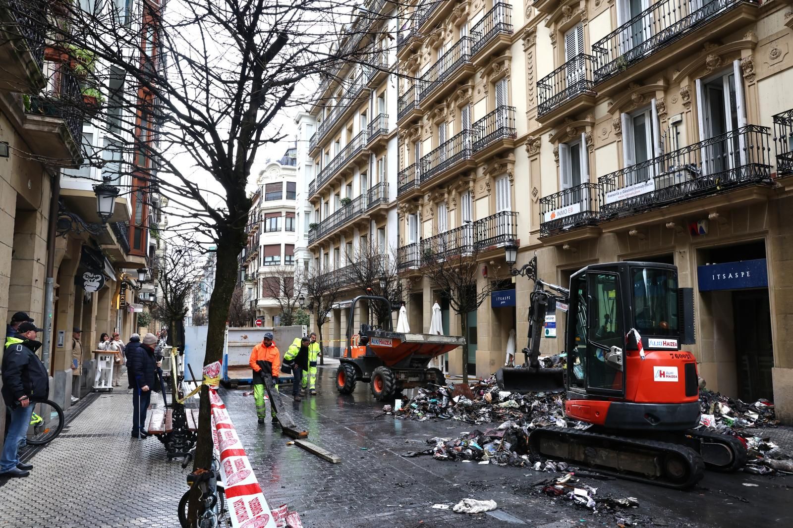 Los bomberos sacan kilos de basura