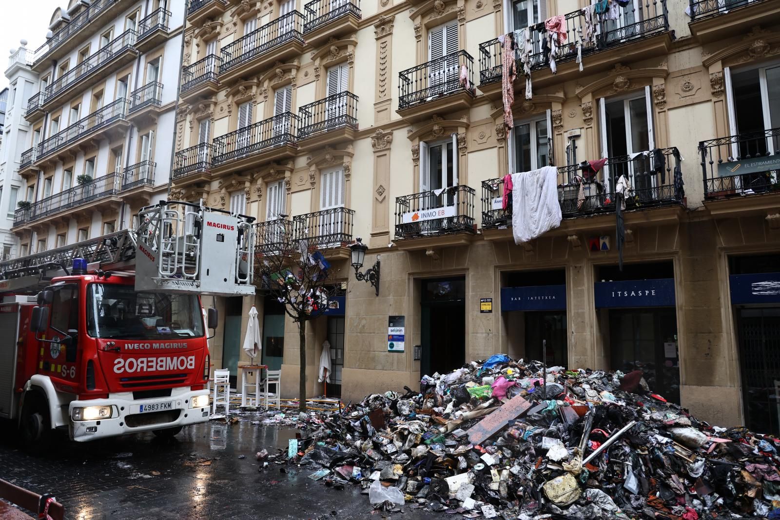 Los bomberos sacan kilos de basura