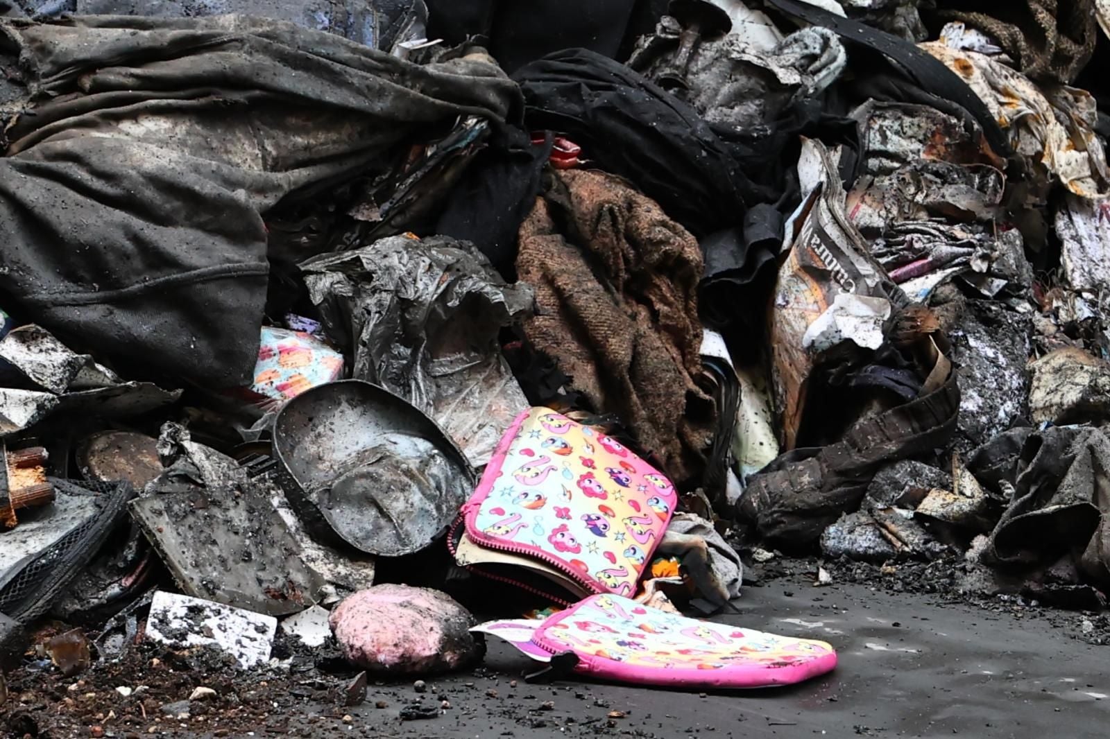 Los bomberos sacan kilos de basura