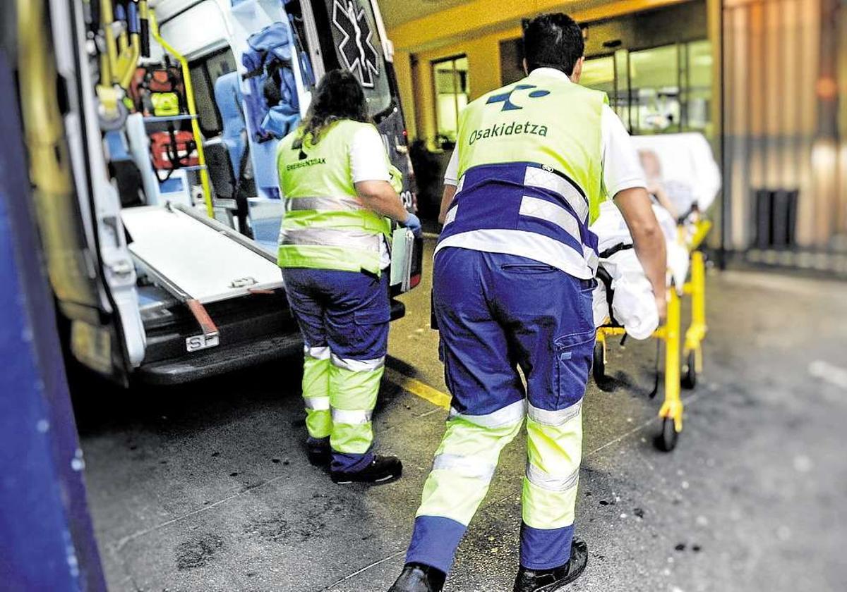 Unos sanitarios trasladan en ambulancia a un paciente que ha sufrido un infarto.