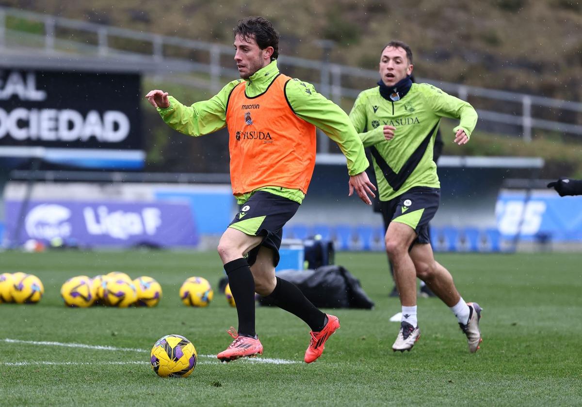 Odriozola conduce ante Olasagasti en el entrenamiento del viernes en Zubieta