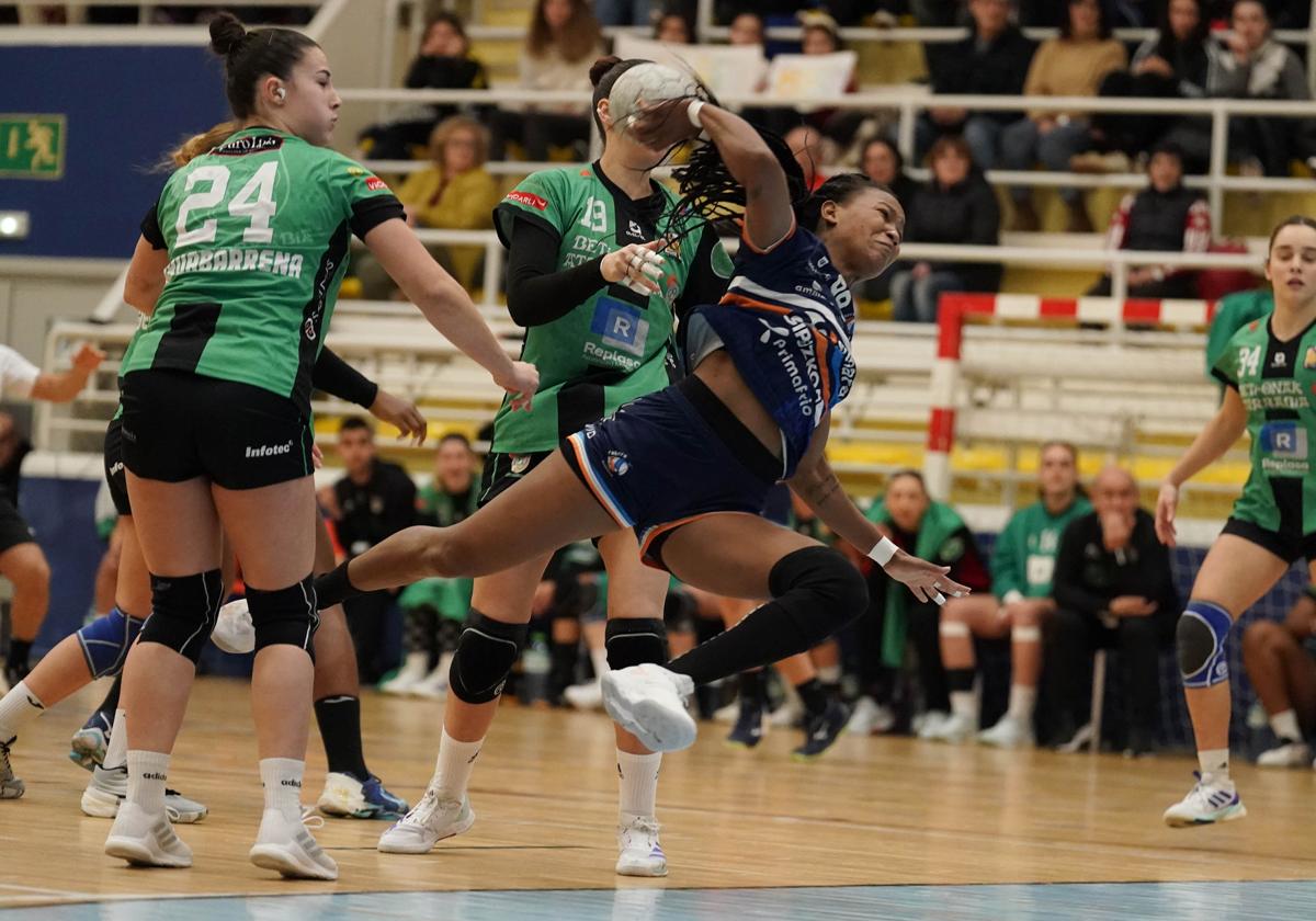 Francisca Araujo Joao lanza a portería en el polideportivo de Bidebieta.