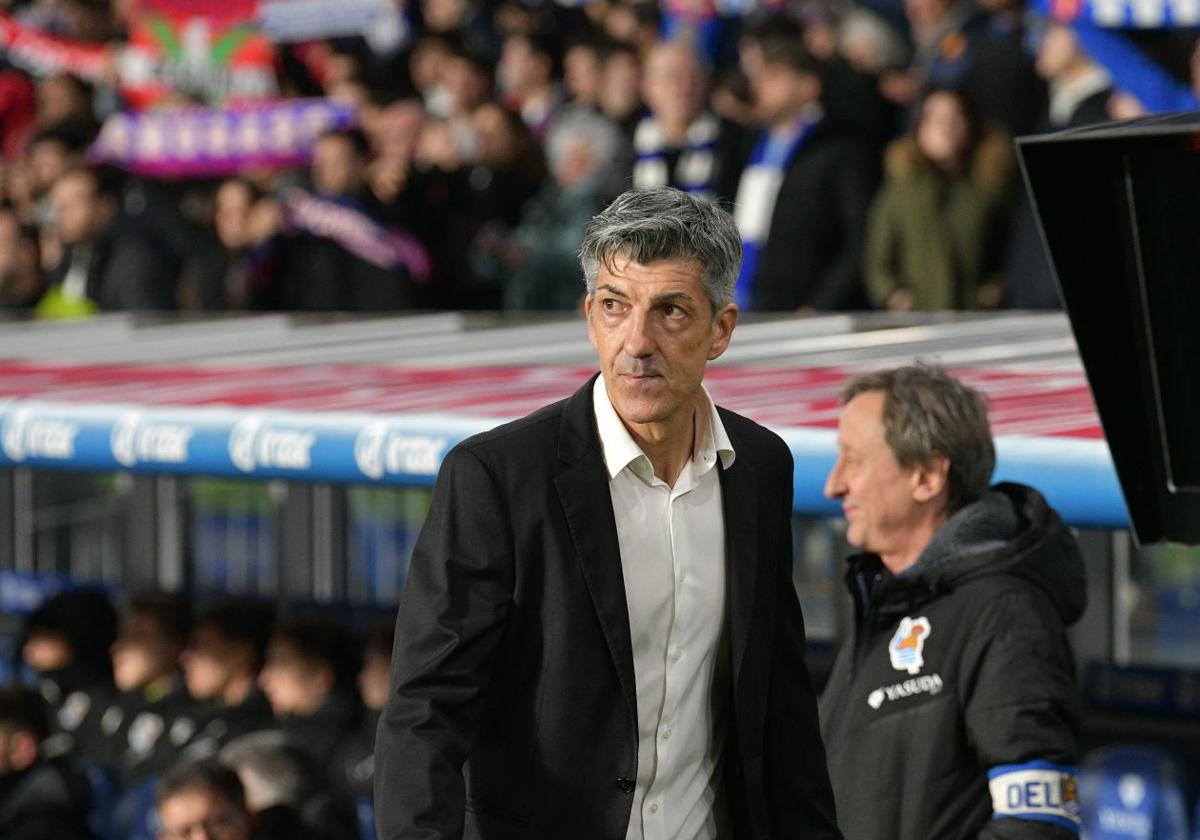 Imanol Alguacil, con rictus serio durante el encuentro ante Osasuna