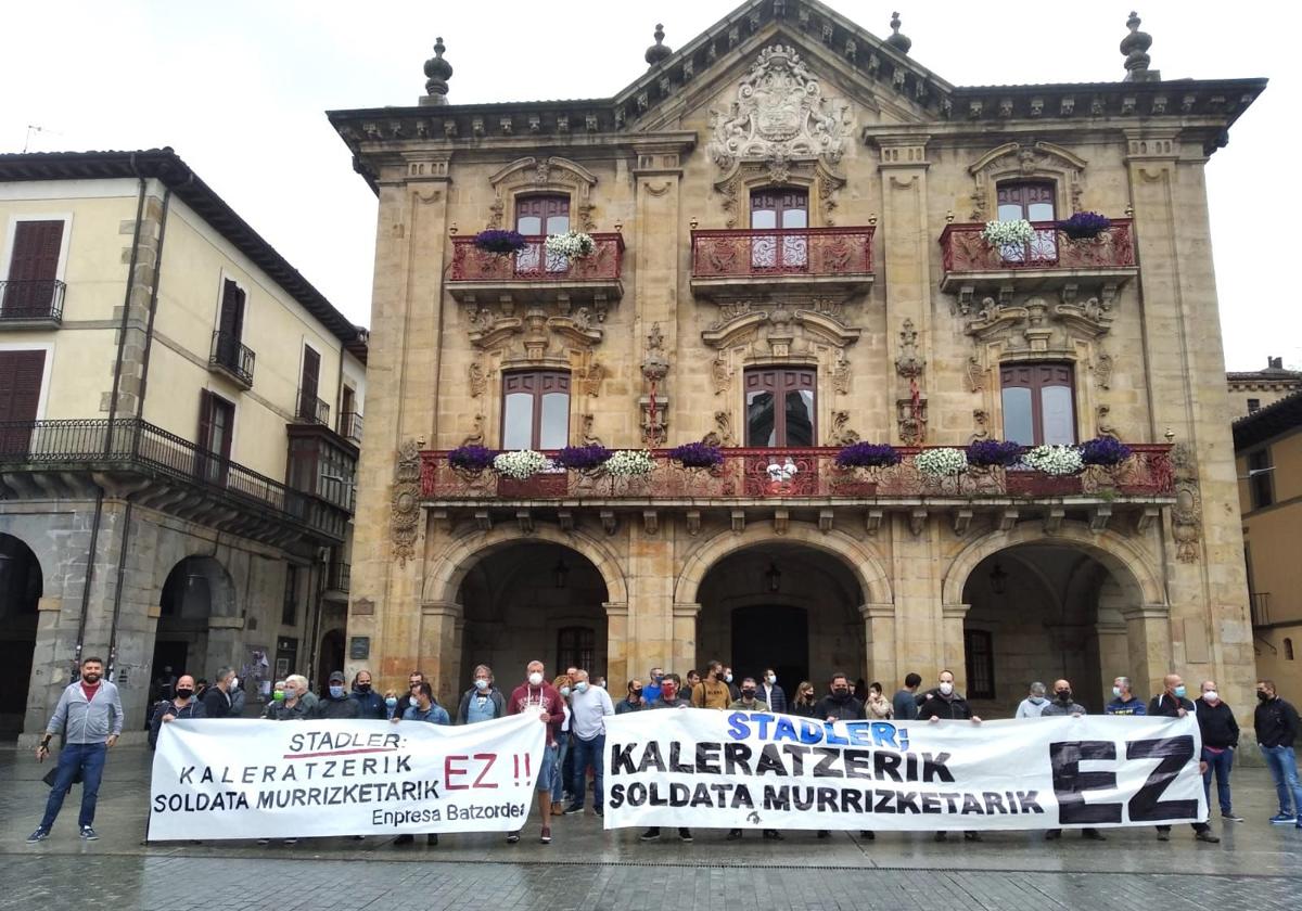 Protesta de los trabajadores de Stadler, en Oñati, durante la pandemia.