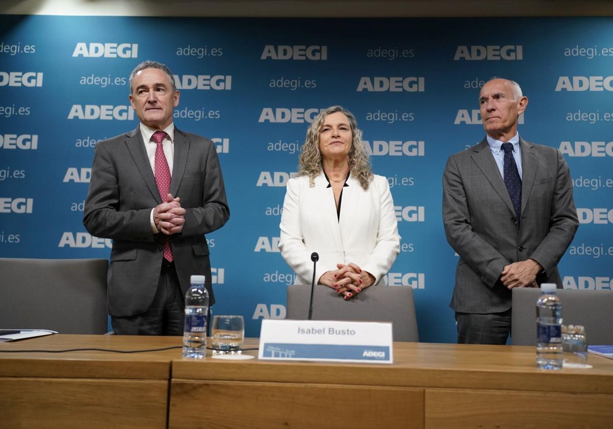 José Miguel Ayerza, director general de Adegi; Isabel Busto, presidenta de la patronal guipuzcoana, y Patxi Sasigain, responsable de competitividad, en la presentación de este viernes de la encuesta de coyuntura.