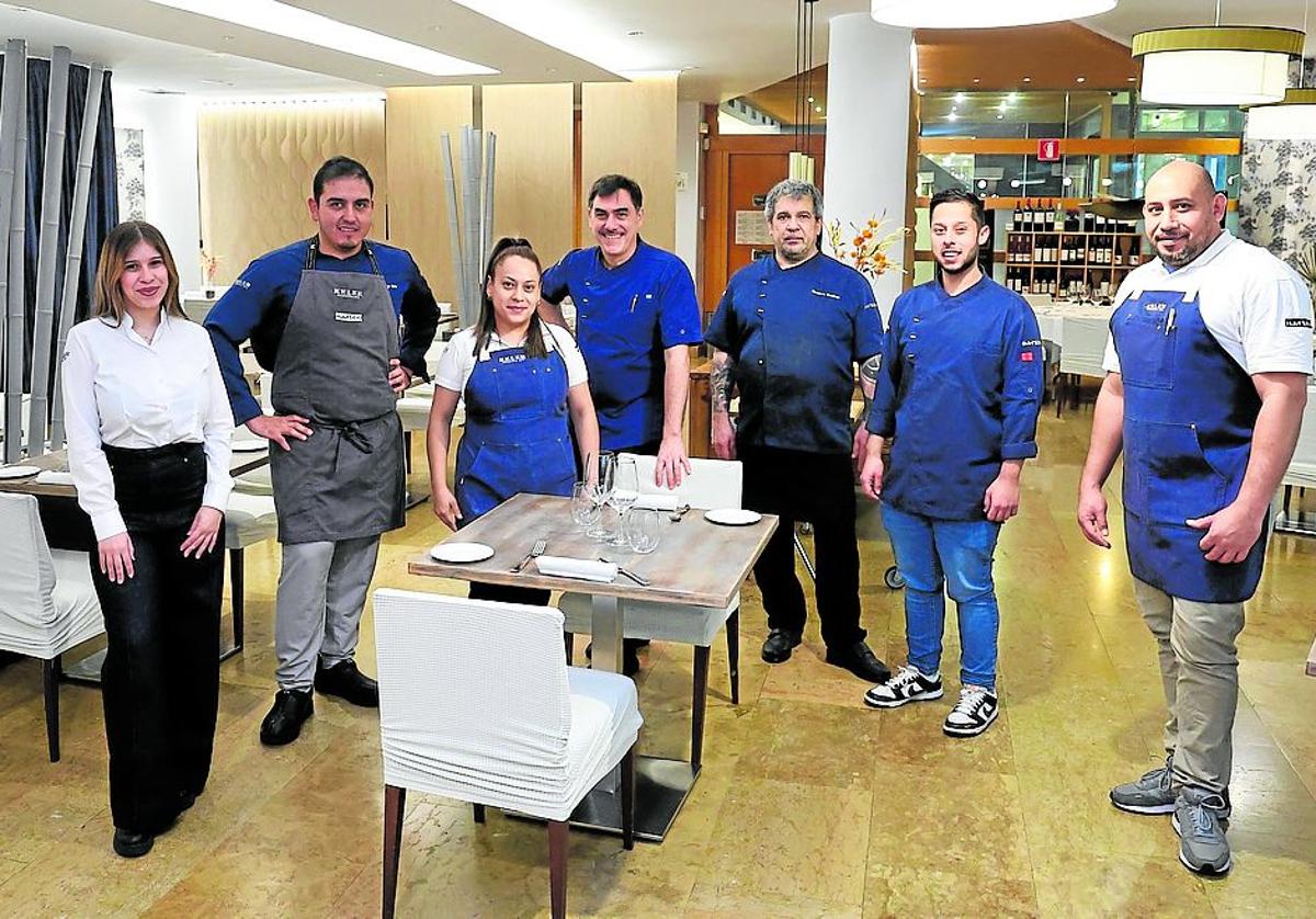 El equipo al completo del Haizea posa en el interior de su acogedor restaurante.