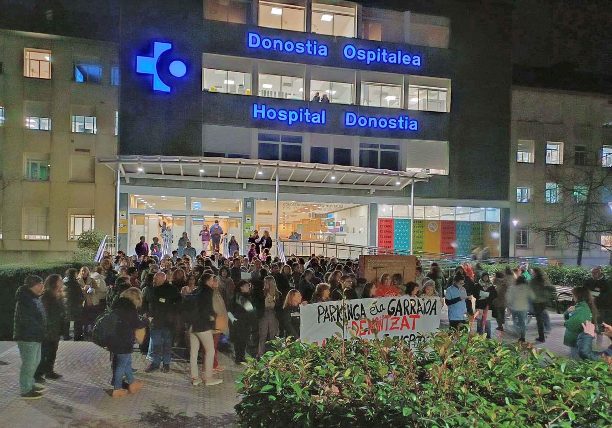 La concentración de este viernes por la mañana en el Hospital Donostia.