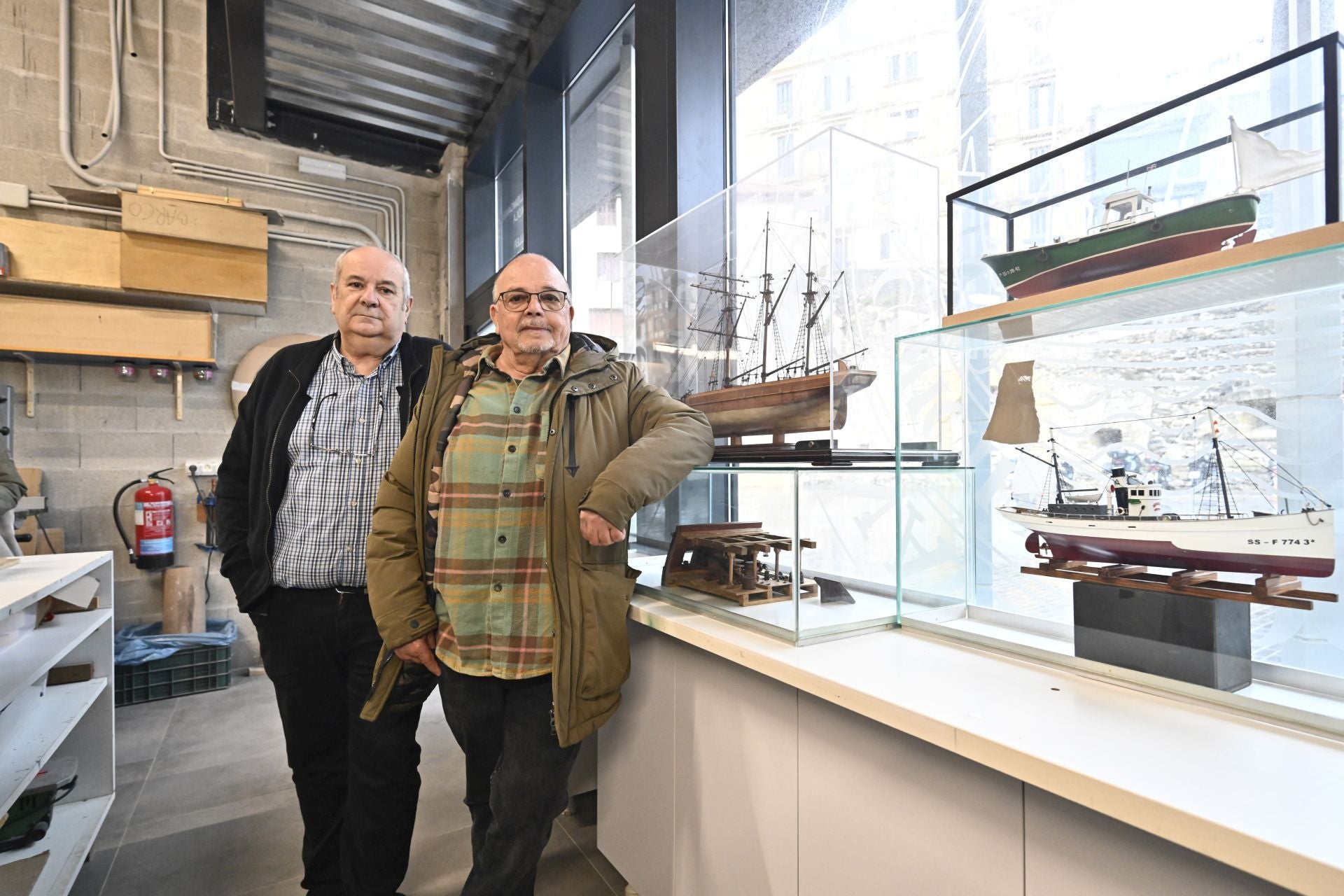 Joseba Burdain y Paco Gómez, junto a algunas maquetas realizadas por Paco.