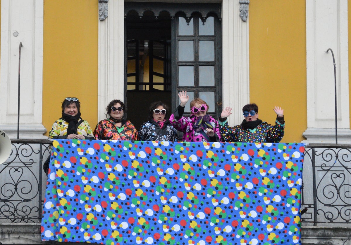 Las mujeres protagonistas de la comparsa homenajeada que lanzará el chupinazo de este año.