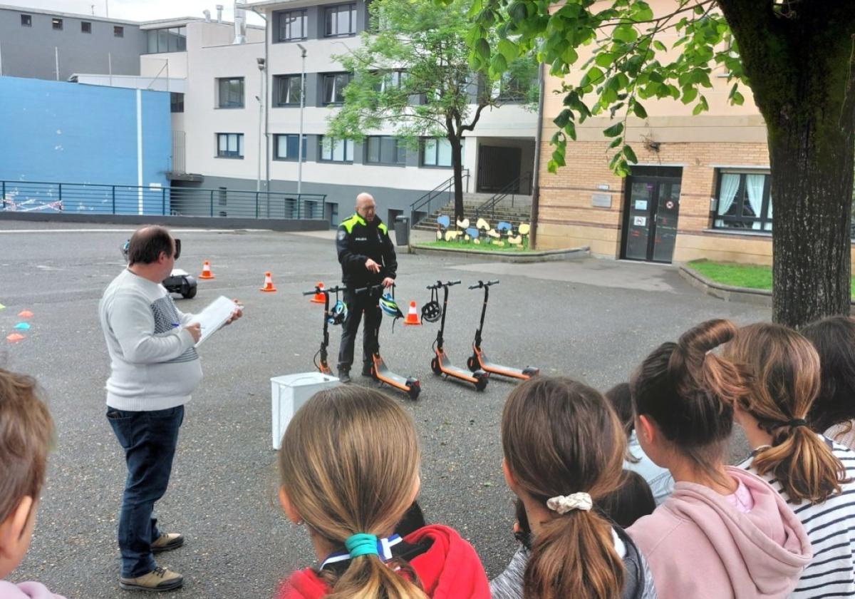 Un policía municipal instruyendo a los escolares en aspectos para mejorar la seguridad vial.