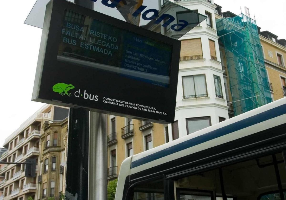 Pantalla informativa instalada junto a una parada de autobús de Donostia.