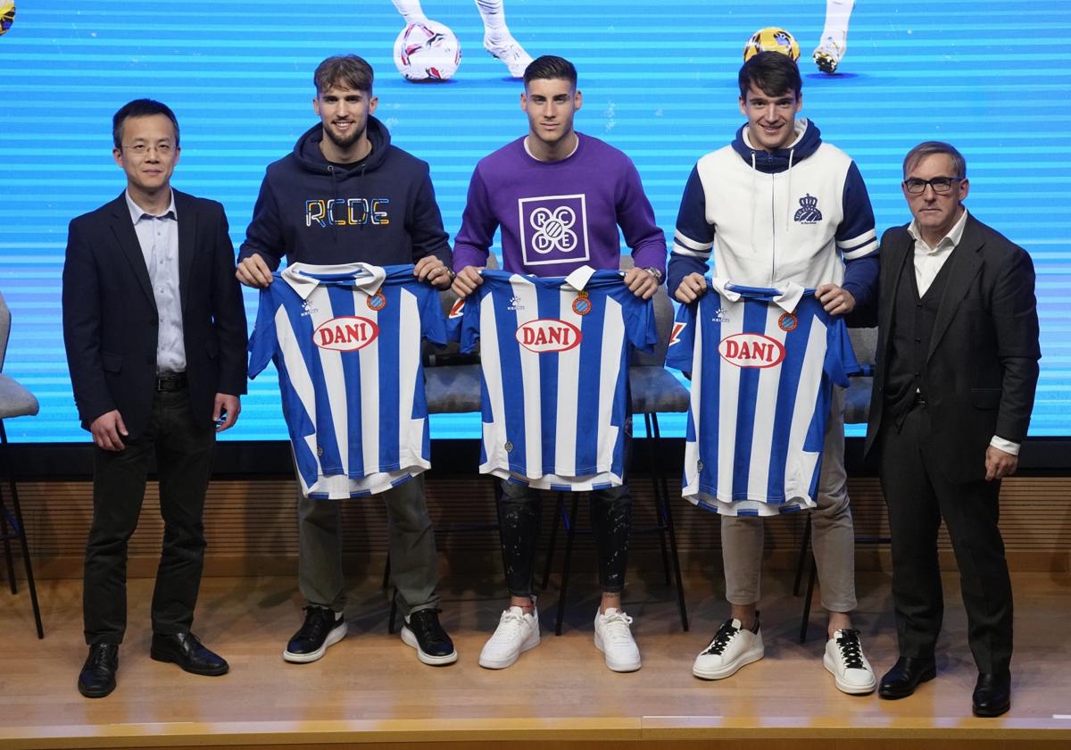 Fran Garagarza aparece junto a Urko González de Zárate en la presentación de éste con el Espanyol.