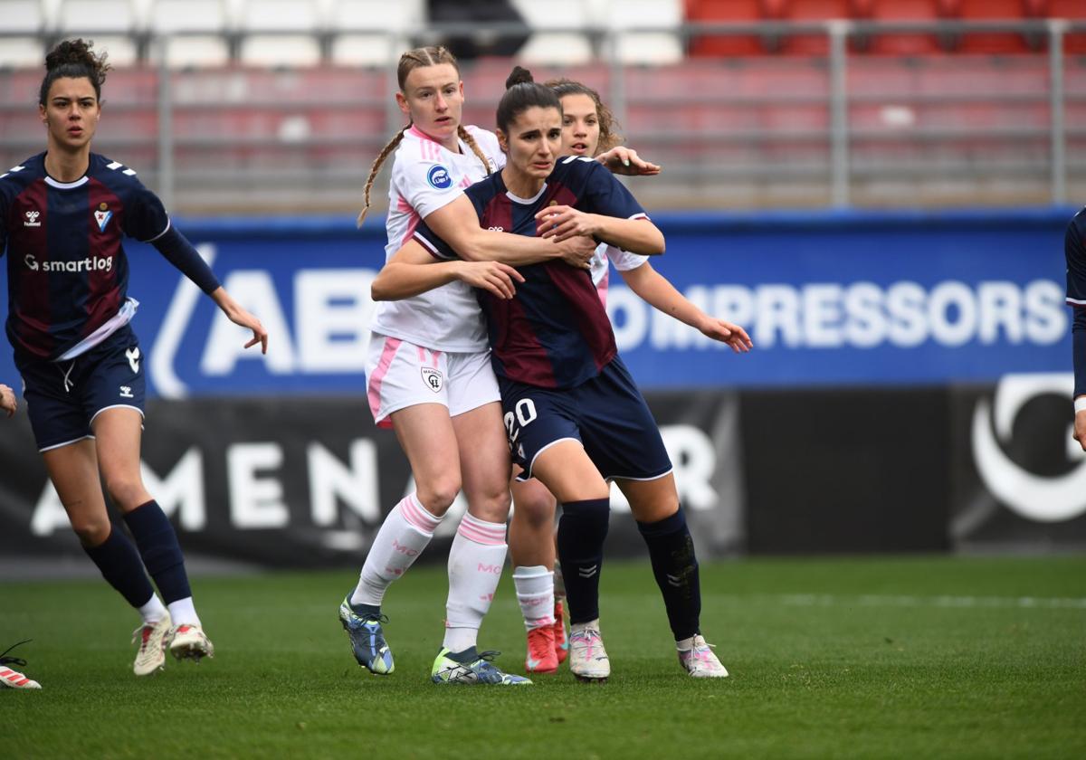 Mireia aparece sujetada por una jugadora del Madrid CFF.