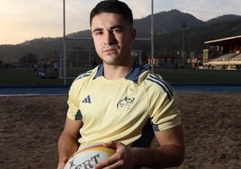 El capitán Alain Araña, en el campo de Altamira.