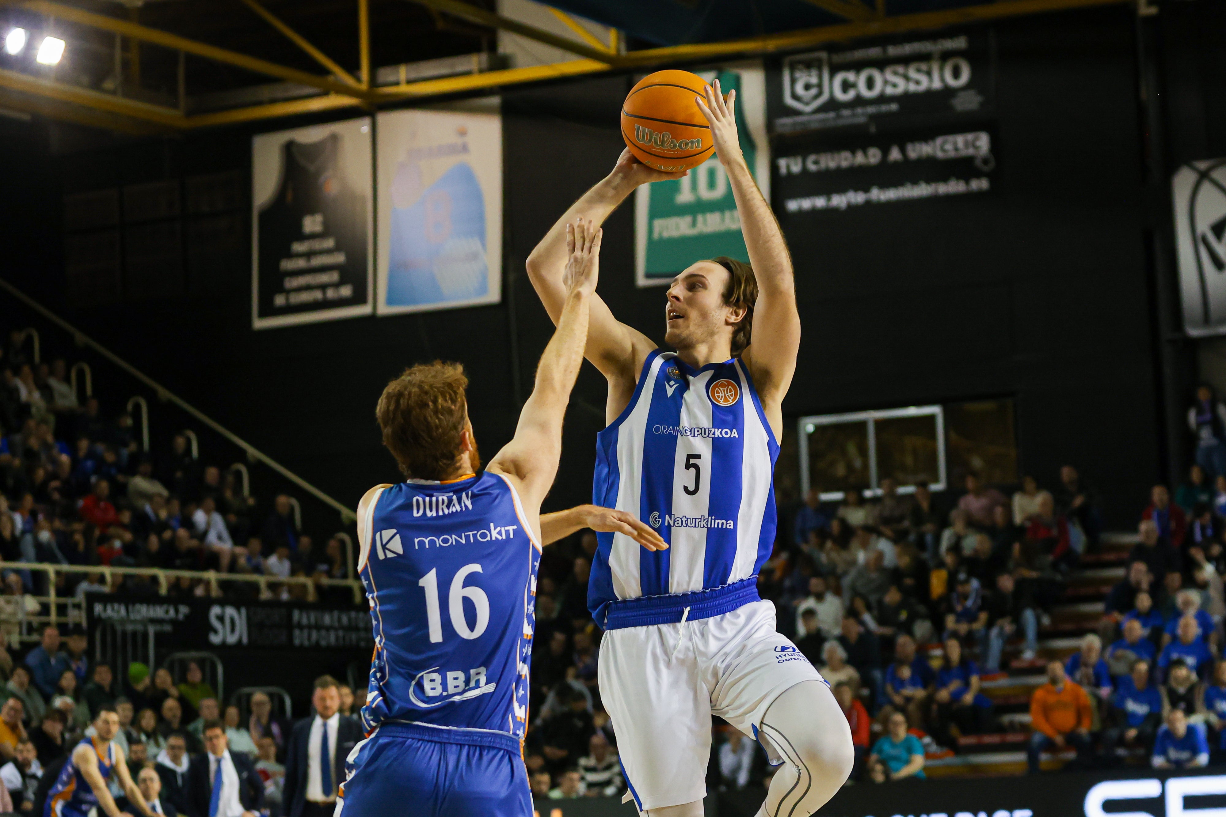 Vrankic lanza a canasta sobre Duran ayer en el Fernando Martín.