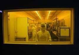 Mariana Medina, en el interior de un laboratorio de CIC Nanogune.