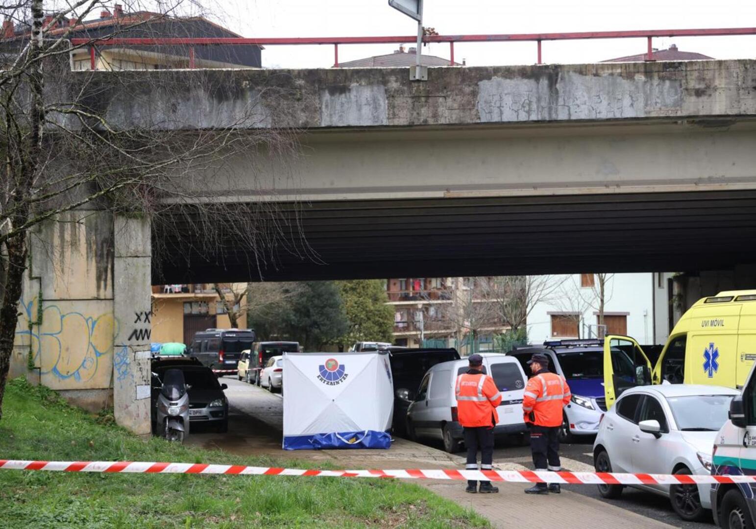 Un motorista ha muerto tras perder el control de su vehículo y caer desde cinco metros de altura