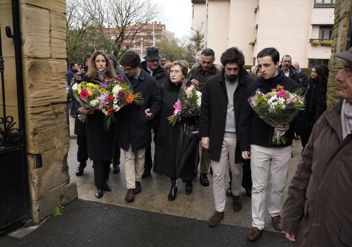 Familiares y amigos de Múgica llegando al cementerio de Polloe.