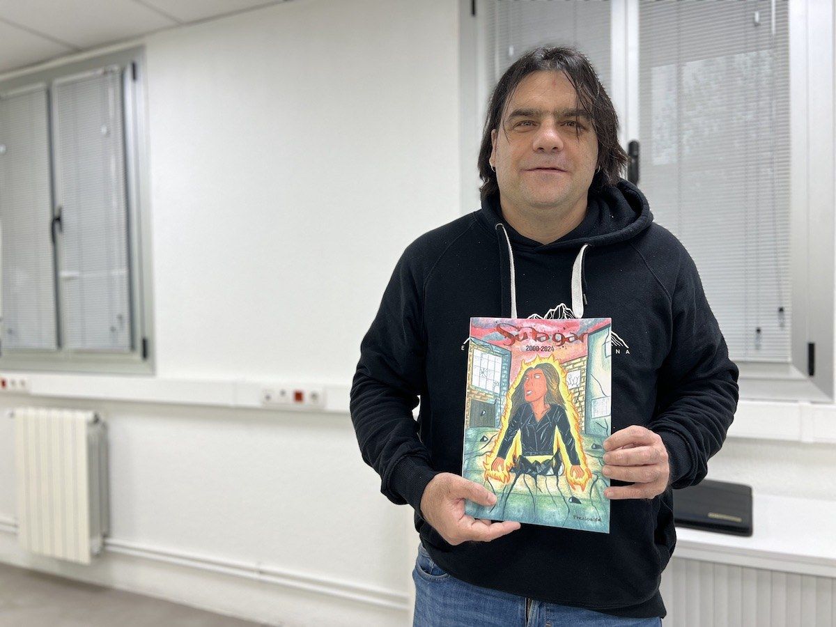 Urko Ansa con el fanzine.