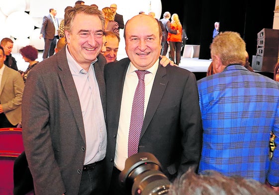 Aitor Esteban y Andoni Ortuzar en los premios Sabino Arana a finales de enero.