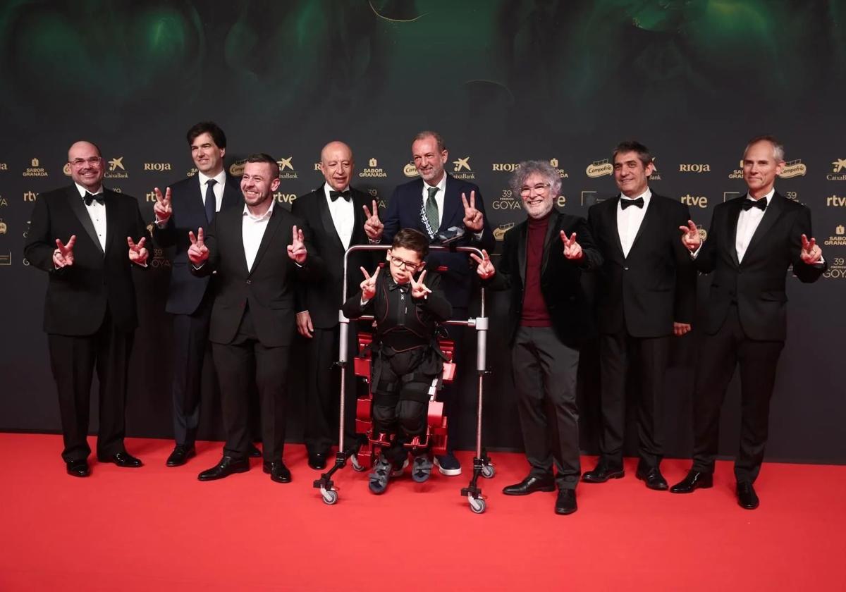 Un adolescente con el primer exoesqueleto pediátrico ha acompañado al equipo de 'Buffalo Kids' durante la alfombra roja de los Premios Goya.