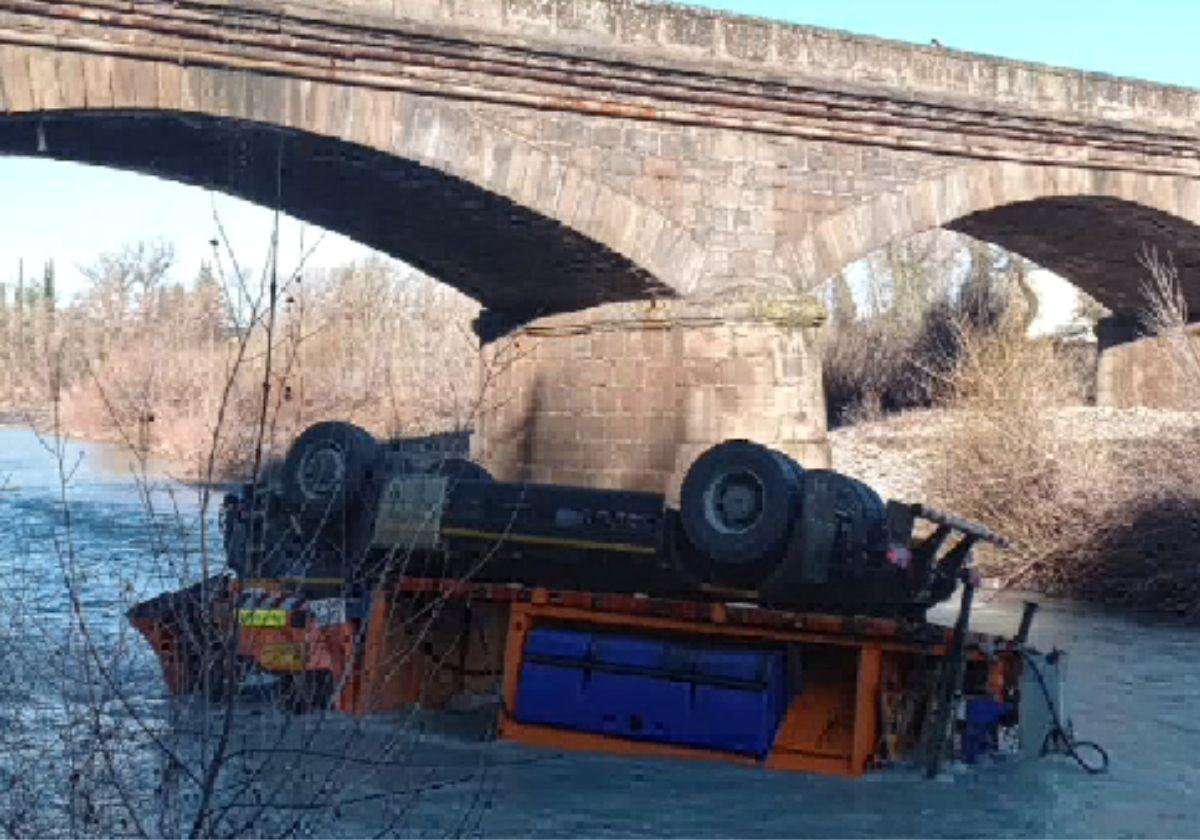 Accidente de un quitanieves en Puente la Reina de Jaca.