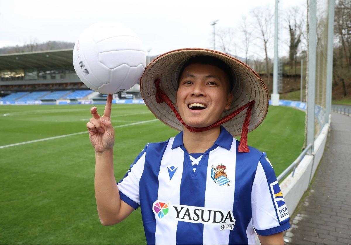 Do Kim Phuc, ataviado con la camiseta de la Real Sociedad este sábado en las instalaciones de Zubieta.