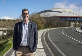 El alcalde de San Sebastián, Eneko Goia, en el complejo de Illunbe, que será totalmente reformado.
