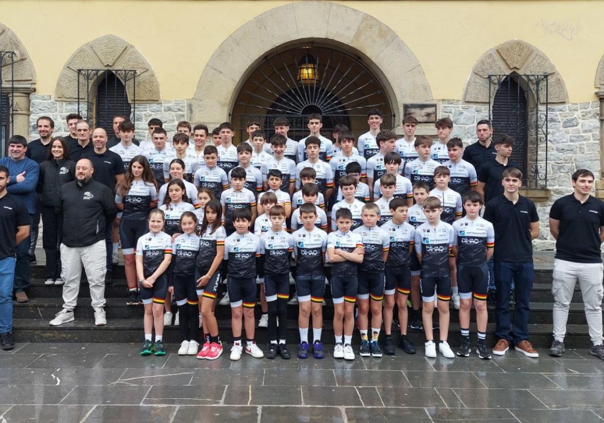 Corredores, entrenadores y directivos del Club Ciclista Irunés en el acto de inicio de temporada, celebrado en el Conservatorio.