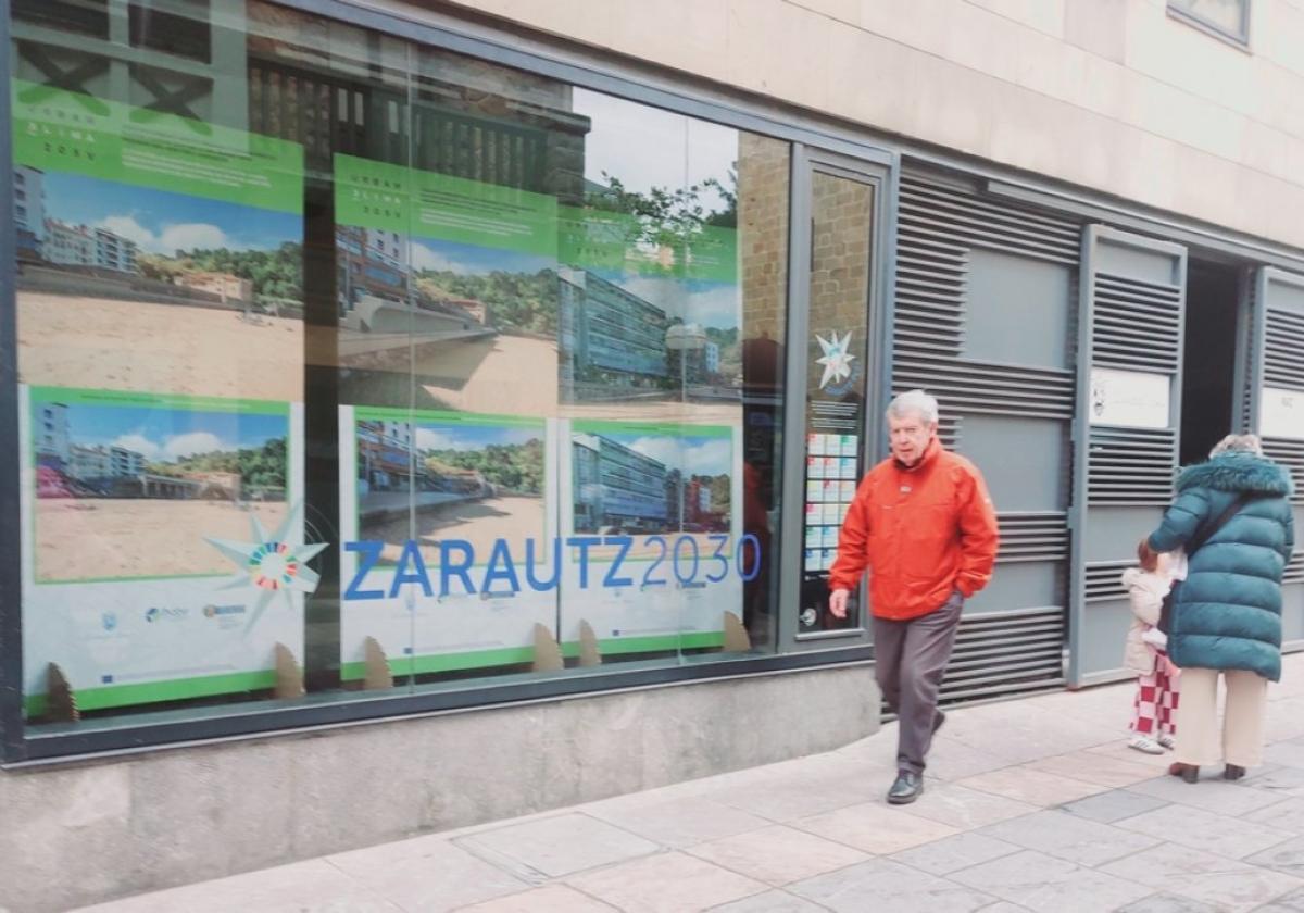 Un panel en el escaparate de Etxezabala ya da cuenta del proyecto.