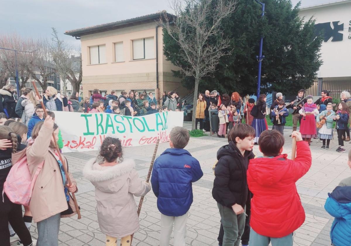 Salbatore Mitxelena Ikastolako ikasle, irakasle eta gurasoak Santa Eskean ostirala arratsaldean.