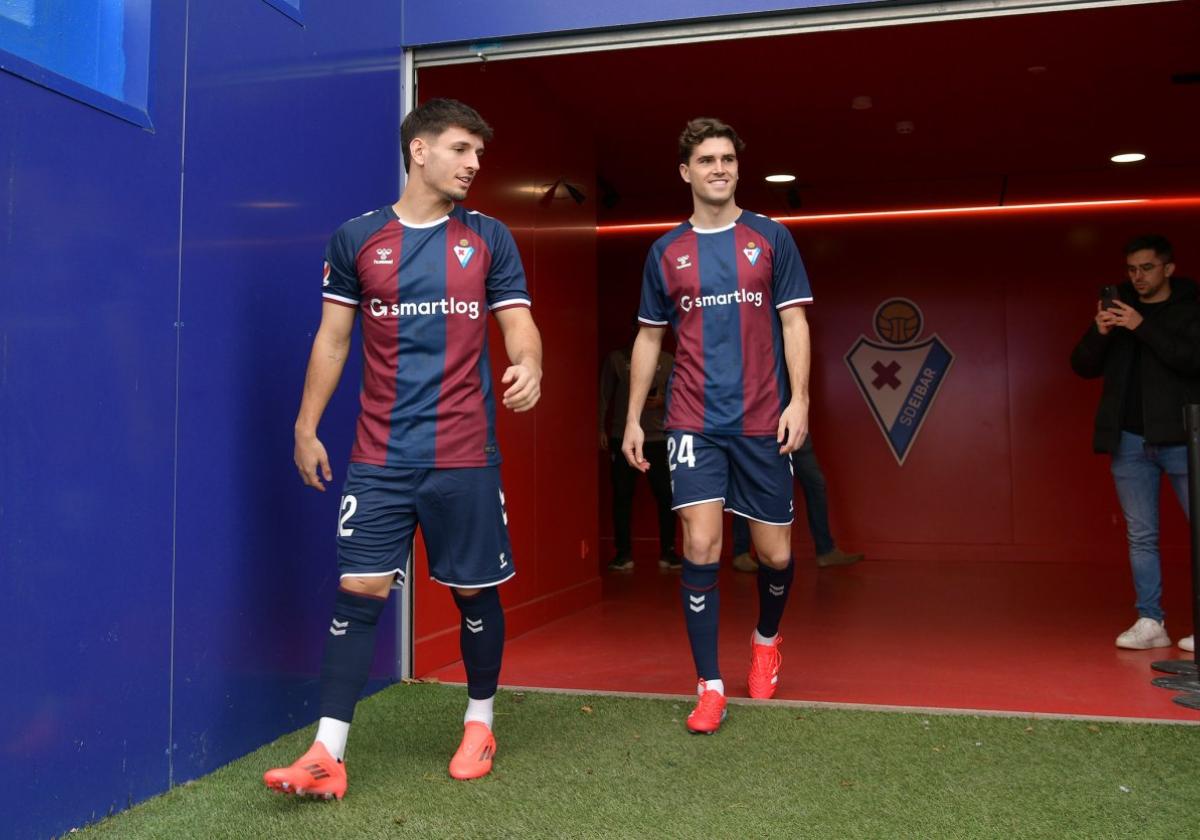 Ivan Gil y Javi Martínez con sus nuevos dorsales durante su presentación en su primera vez vestidos de corto en Ipurua.