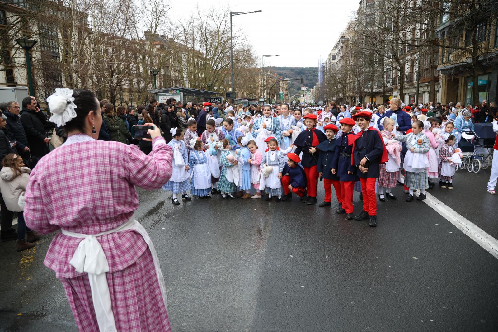Inudeak eta Artzainak recorren la Parte Vieja