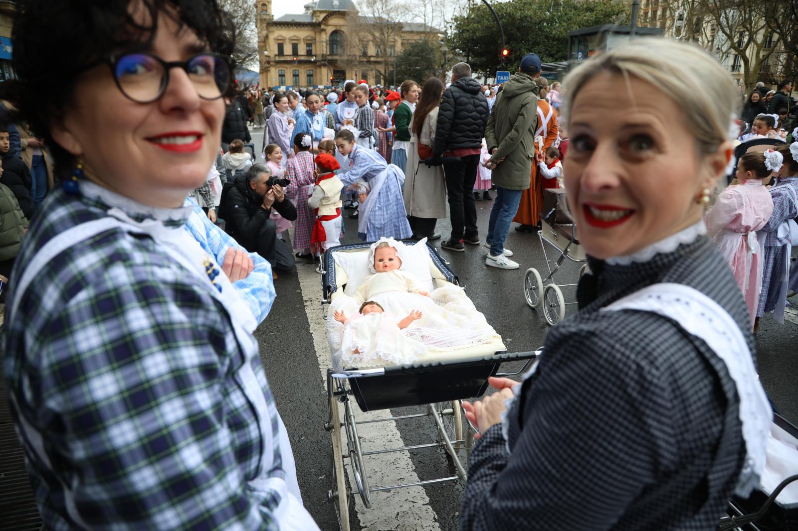 Inudeak eta Artzainak recorren la Parte Vieja