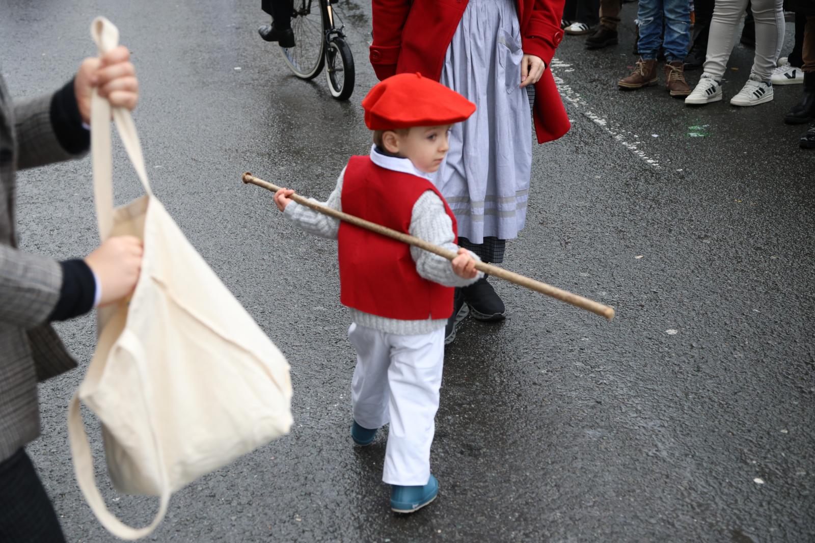 Inudeak eta Artzainak recorren la Parte Vieja