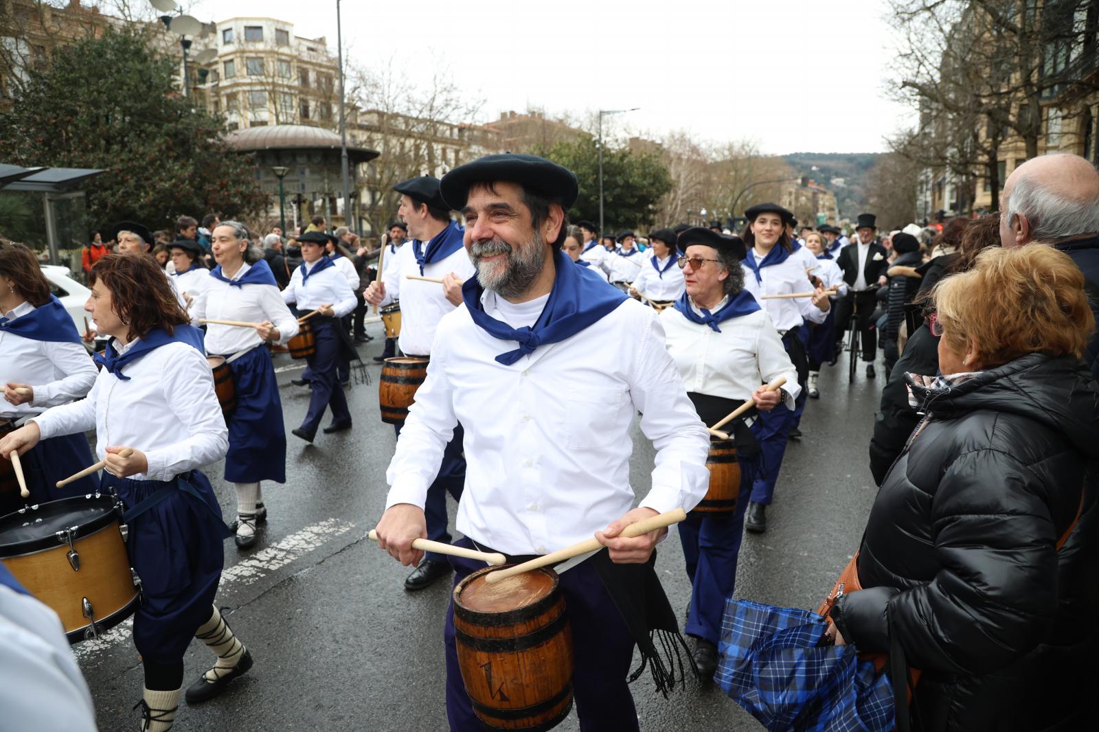 Inudeak eta Artzainak recorren la Parte Vieja