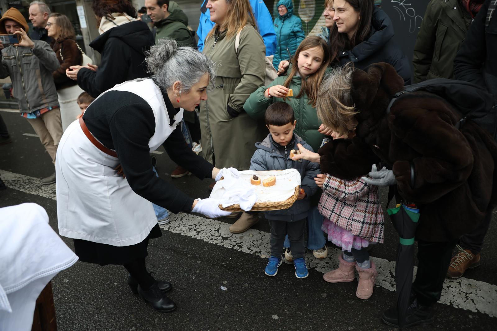 Inudeak eta Artzainak recorren la Parte Vieja